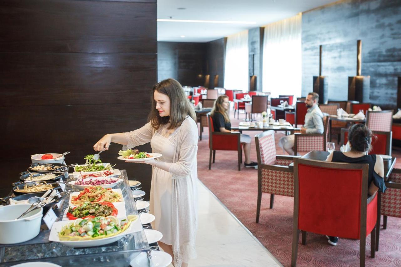 Royal M Hotel Fujairah By Gewan Экстерьер фото A buffet at a hotel