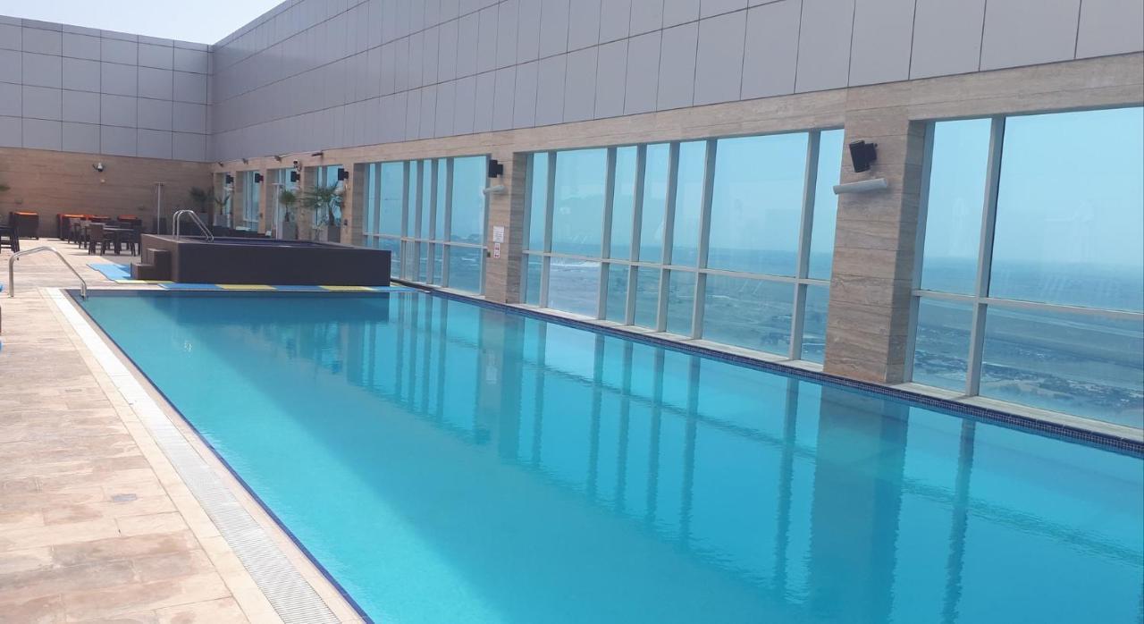 Royal M Hotel Fujairah By Gewan Экстерьер фото The pool at the 360° Sky Lounge